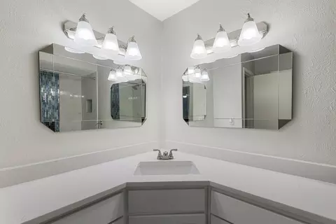 Bath - 511 Harrington Ln, Euless, TX 76039 photo 3 of 3