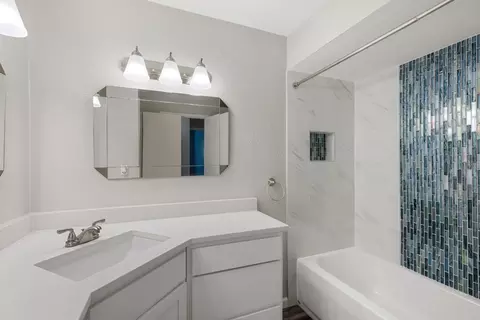 Bath - 511 Harrington Ln, Euless, TX 76039 photo 2 of 3