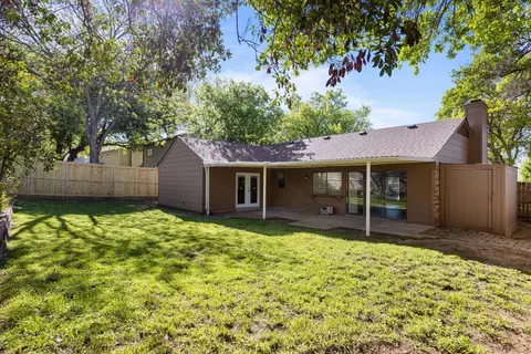 Exterior - 511 Harrington Ln, Euless, TX 76039 photo 6 of 7