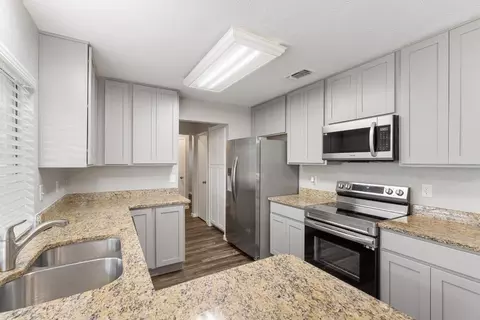 Kitchen - 511 Harrington Ln, Euless, TX 76039 photo 3 of 4