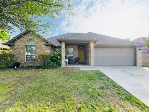 729 Morgan Dr, Burleson, TX 76028