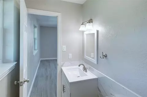 Bath - 402 E Fuller Dr, Euless, TX 76039 photo 2 of 4