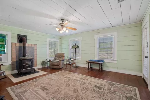 Living - 708 E Pine St, Edgewood, TX 75117 photo 2 of 2