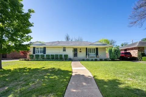 130 W Woodbury Dr, Garland, TX 75041