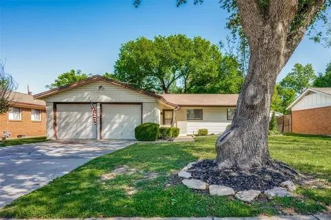 709 Brookfield Dr, Hurst, TX 76053