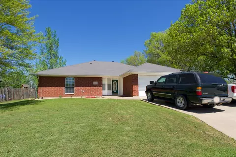 235 E Cross St, Muenster, TX 76252