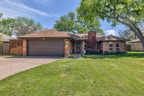 120 NE Shady Oaks Dr, Burleson, TX 76028
