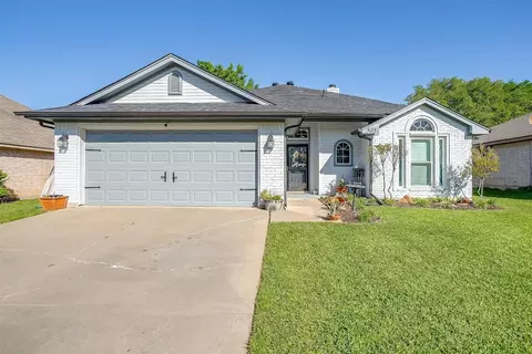 505 Brookside Ct, Burleson, TX 76028