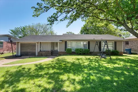 107 Oakwood Dr, Keene, TX 76059
