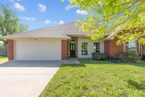 1017 Highland Rd, Cleburne, TX 76033