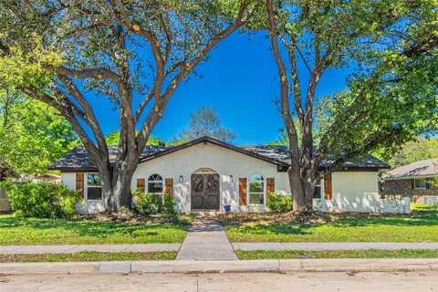 2129 Wellington Dr, Grand Prairie, TX 75051