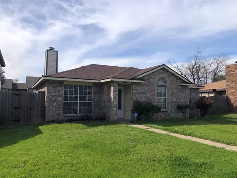 5904 Royalcrest Dr, Arlington, TX 76017