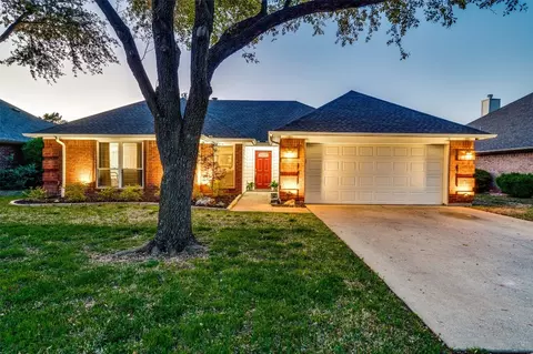 9121 Meandering Dr, North Richland Hills, TX 76182