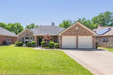 852 Park Forest Dr, Hurst, TX 76053