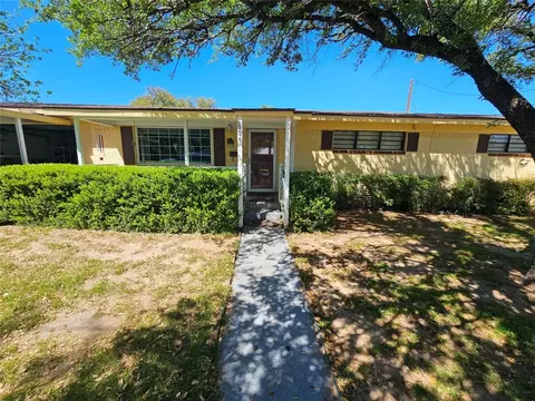 604 Crestview Dr, Granbury, TX 76048