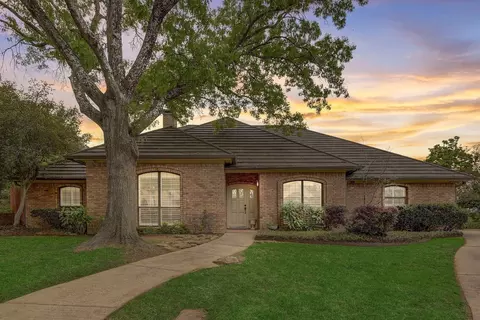 2302 Bluffview Ct, Arlington, TX 76011