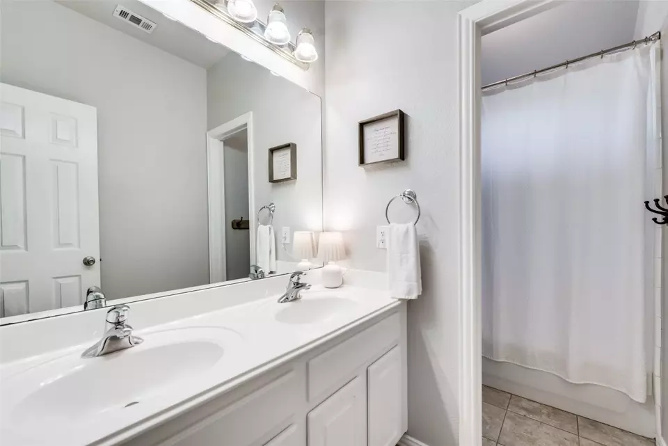 Bath - 1447 Pilgrim Ct, Rockwall, TX 75087 photo 2 of 5