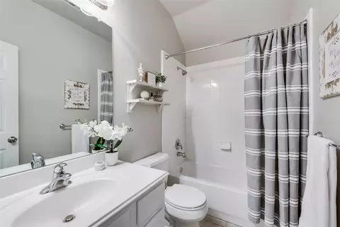 Bath - 1447 Pilgrim Ct, Rockwall, TX 75087 photo 1 of 5