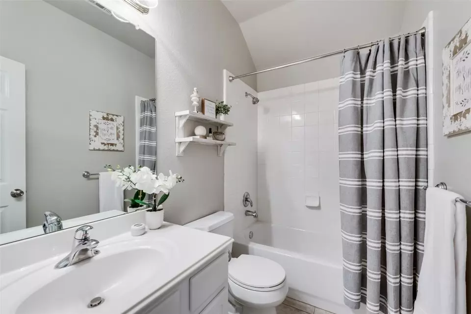 Bath - 1447 Pilgrim Ct, Rockwall, TX 75087 photo 1 of 5