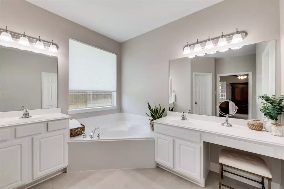 Bath - 1447 Pilgrim Ct, Rockwall, TX 75087 photo 3 of 5