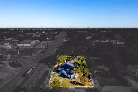 904 13th St, Bridgeport, TX 76426