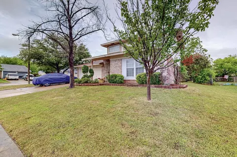 1318 S San Saba St, Grand Prairie, TX 75052