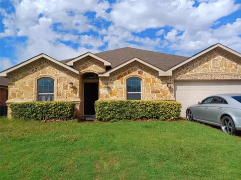 925 Brookhaven Dr, Lancaster, TX 75134 photo 2