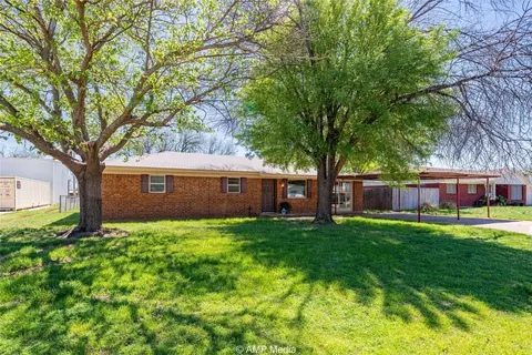 1212 Compton St, Stamford, TX 79553