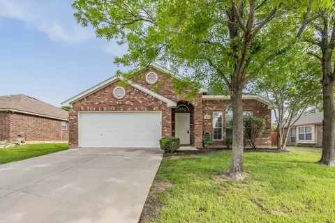 604 Steerman Ct, Saginaw, TX 76179