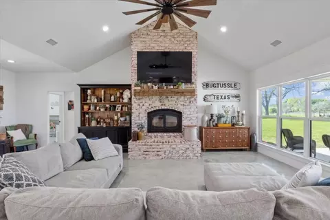 Living - 1290 Cr 4040, Ector, TX 75439 photo 6 of 6