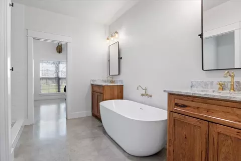 Bath - 1290 Cr 4040, Ector, TX 75439 photo 4 of 6