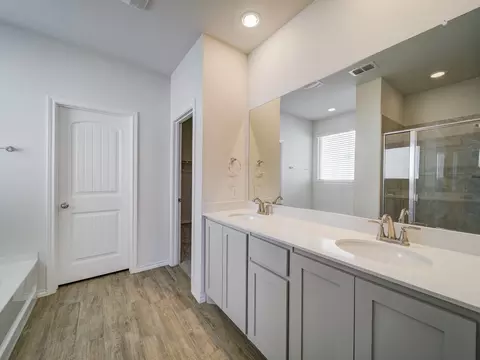 Bath - 1704 Wayne Ln, Celina, TX 75009 photo 2 of 4