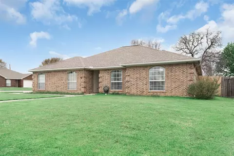 601 Oak View Ct, Azle, TX 76020
