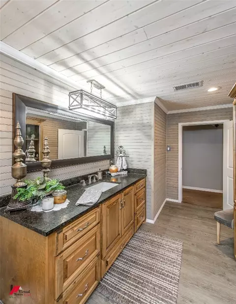 Bath - 2545 Doc Steed Rd, Minden, LA 71055 photo 1 of 3