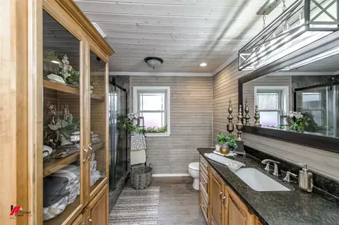 Bath - 2545 Doc Steed Rd, Minden, LA 71055 photo 2 of 3