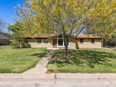 1310 N Lamb St, Bowie, TX 76230
