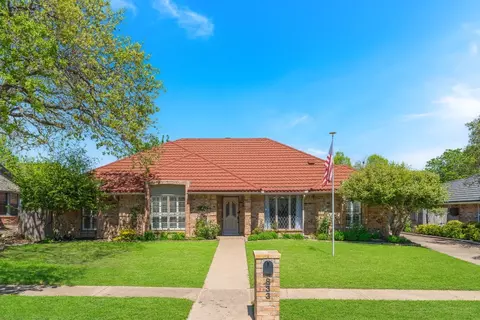 833 Saddlebrook Dr S, Bedford, TX 76021