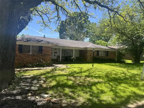 4820 Briarwood Ln, Fort Worth, TX 76103