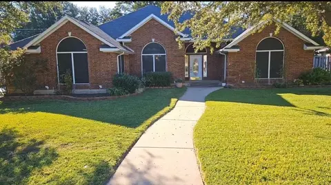 2215 Pecan St, Bonham, TX 75418