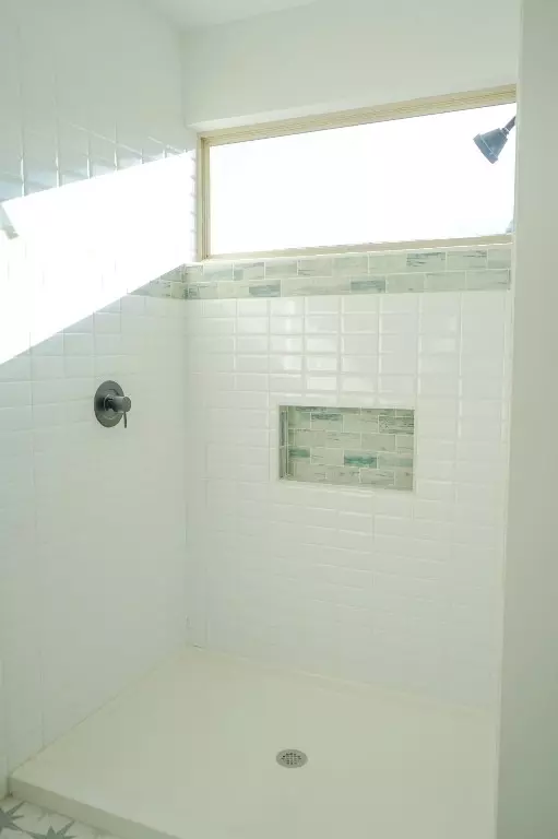 Bath - 2834 Prosperity Ave, Dallas, TX 75216 photo 4 of 7