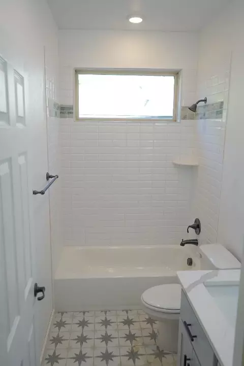 Bath - 2834 Prosperity Ave, Dallas, TX 75216 photo 1 of 7