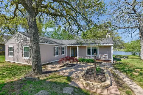 1340 Kiowa Dr E, Lake Kiowa, TX 76240