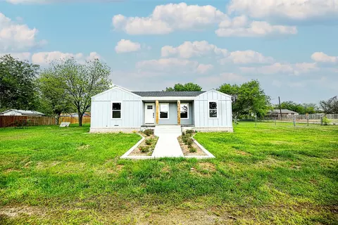 1008 E Spring St, Henrietta, TX 76365