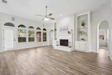 8801 Brookhollow Dr, Rowlett, TX 75089