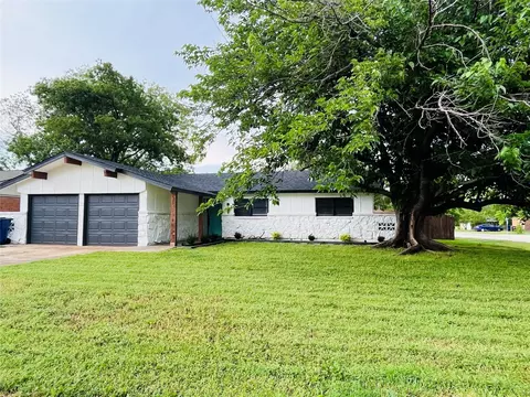 600 Meadowcrest Dr, Crowley, TX 76036