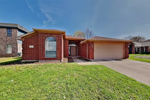 4817 Shadow Crest Dr, Arlington, TX 76018