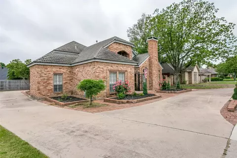 2437 Stonegate Dr N, Bedford, TX 76021