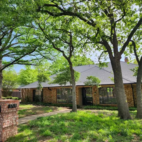1713 Rock View Ct, Fort Worth, TX 76112