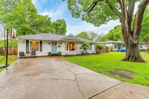 102 Charlotte Ave, Waxahachie, TX 75165