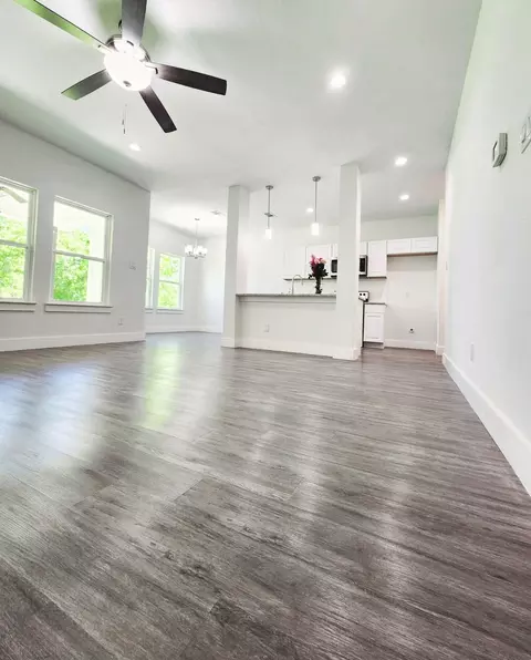 1305 E 11th Ave, Corsicana, TX 75110